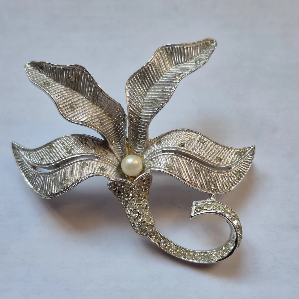Vintage Les Bernard silver tone flower brooch